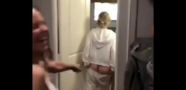  Kaley Cuoco Showing Her Big Ass